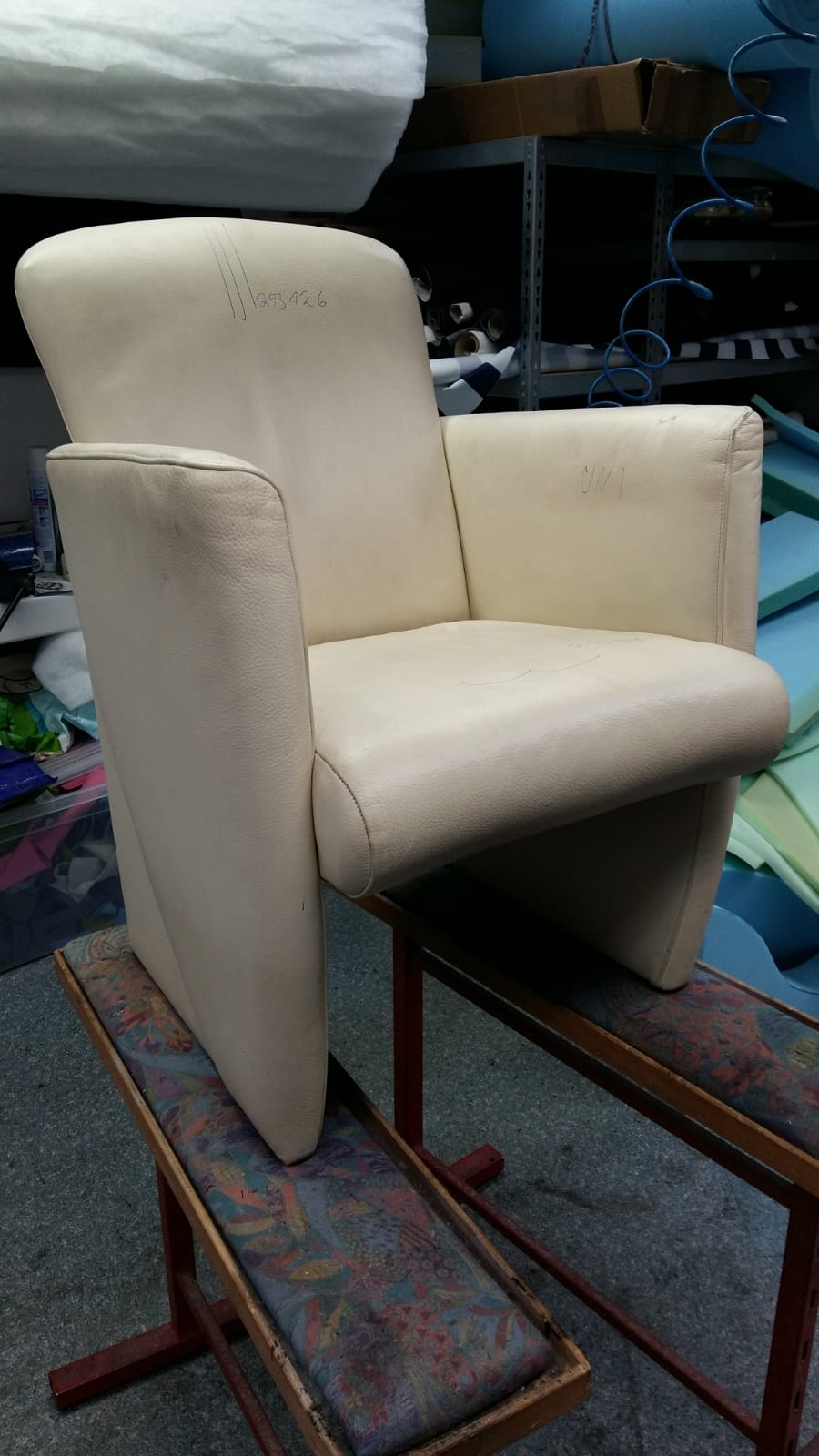 Sessel vor der neuen Polsterung!